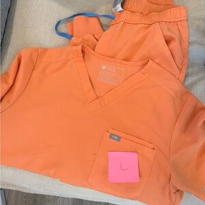 Figs Men’s Papaya Scrub Set